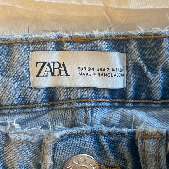 Zara cropped light wash jeans. Size 2, inseam 26 inches. - Picture 2 of 3